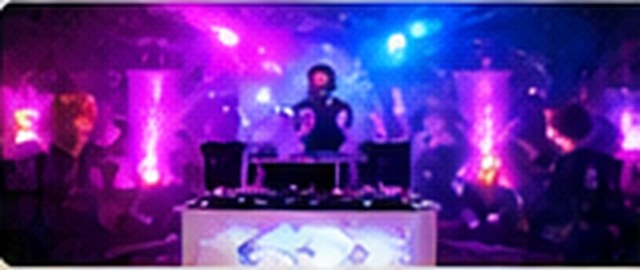 DJ tijdens een feest met lichtshow