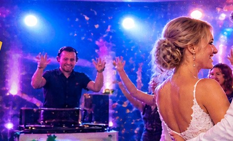 DJ en bruid tijdens een bruiloftsfeest